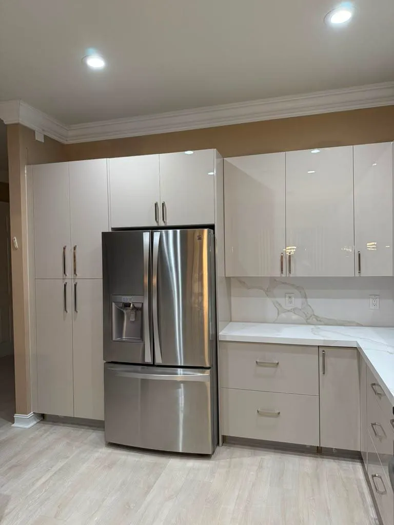 Completed cream gloss kitchen with calacatta quartz countertop and backsplash